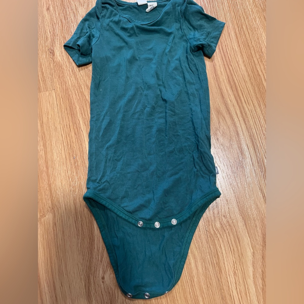 Kyte Baby Short Sleeve Bodysuit in Pine